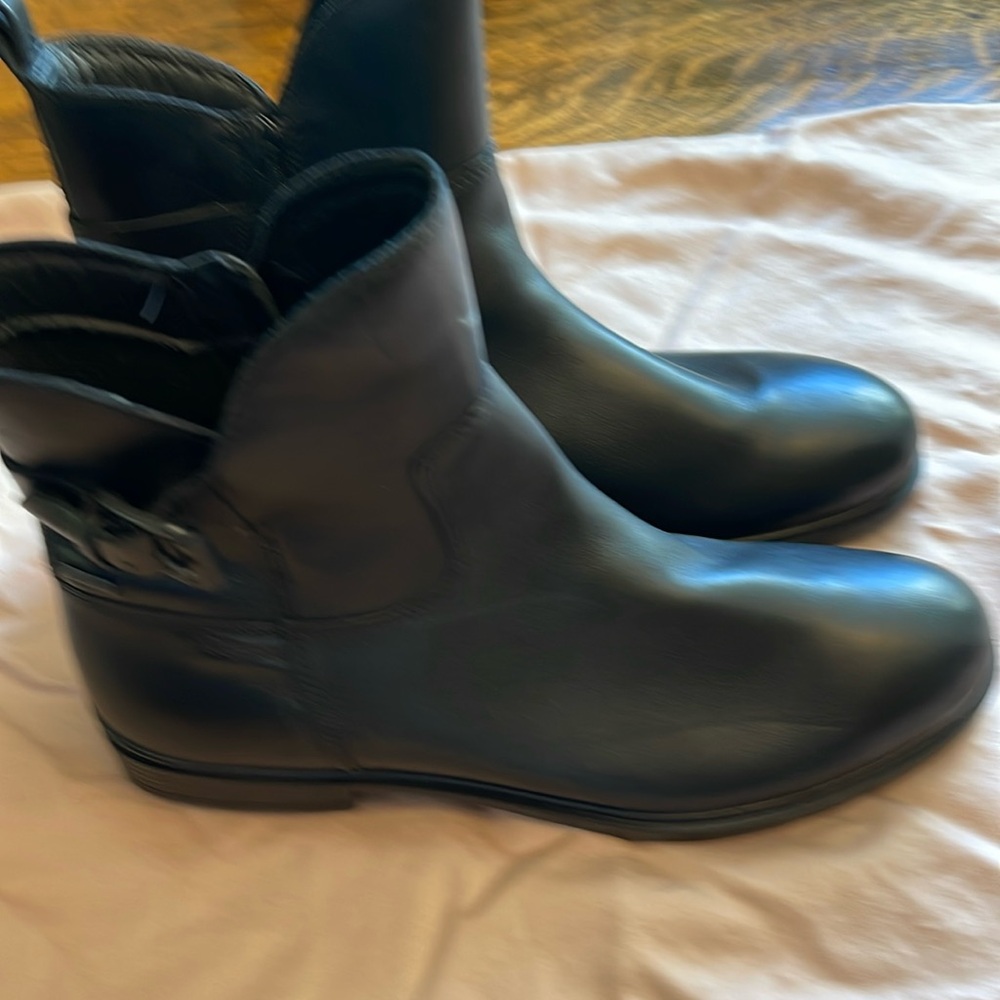 ECCO black leather women’s boots, NEW. TRIED ON, NEVER WORN. size 41. Orig 180 $
